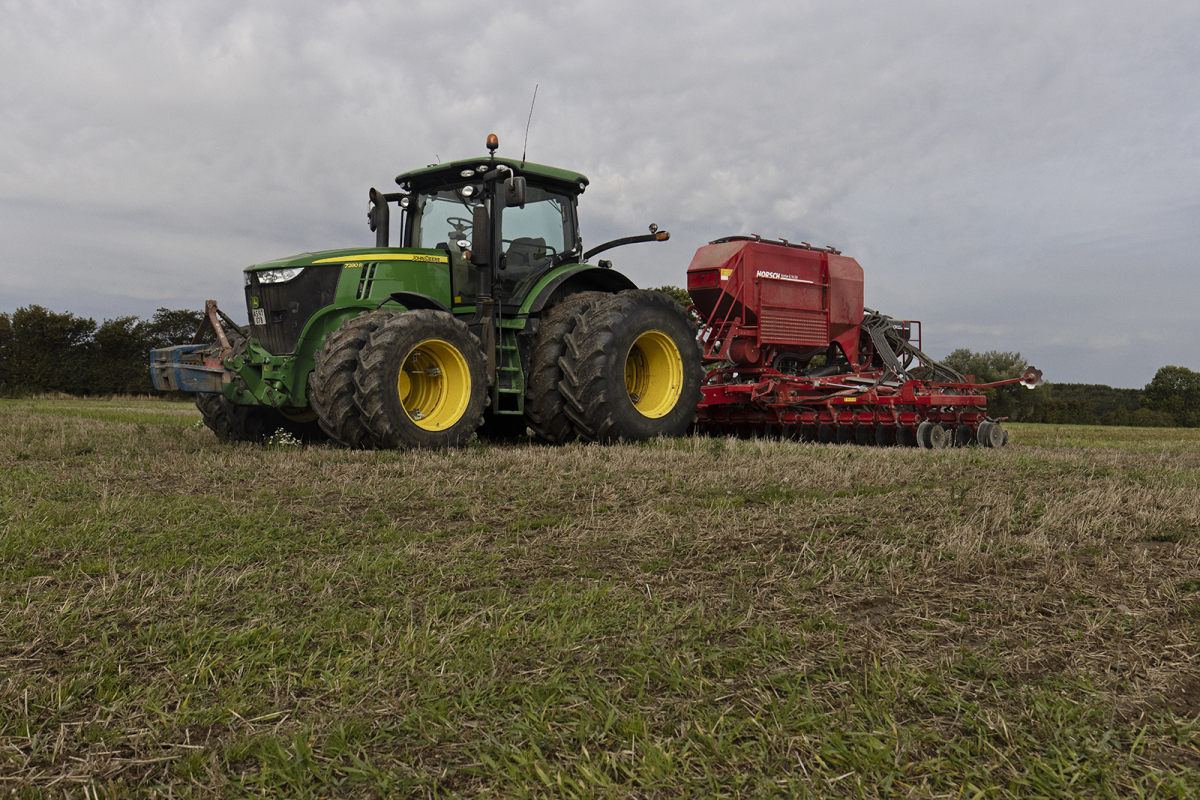 Traktor med såmaskine